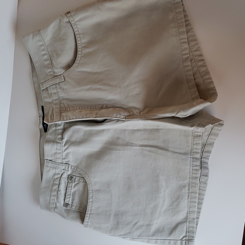 No Boundaries tan size 11 shorts. Barely worn.